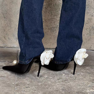 Chaussures à fleurs en satin blanc nacré pour femme, sandales à talons aiguilles, escarpins rouges élégants, talons creux peu profonds pour robe - Product Image 1