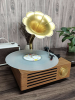 Gramophone moderne d'inspiration antique élégant - Lecteur de disques à cornet en bois et en laiton avec une touche décorative de style antique moderne