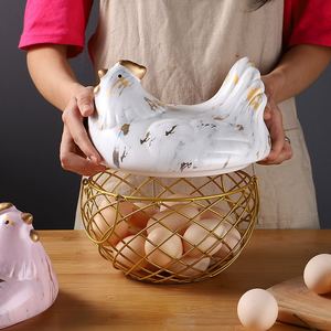 Panier de rangement pour œufs en céramique créatif avec couvercle rabattable pour la cuisine, capacité de 12 œufs, base en fil doré, design poulet décoratif - Product Image 1