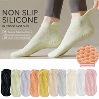 Service OEM Chaussettes de yoga antidérapantes pour femmes en coton respirant à maille, coupe basse, avec grip en silicone, pour Pilates, Barre et usage domestique