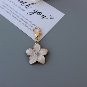 Breloque de sac en alliage métallique émaillé en forme de fleur de cerisier colorée, pendentif porte-clés pour la fabrication de bijoux DIY - Product Image 6