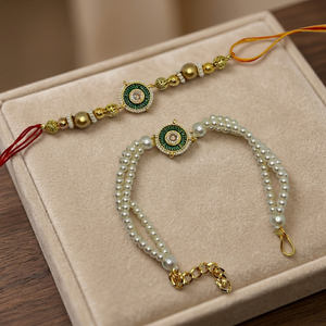 Rakhi artesanal indio para hermano con dije chapado en oro y perlas, conjunto de pulseras clásicas para hombre y mujer, par de rakhi. - Product Image 1