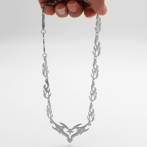 Collana Gotica Y2K con Croce e Cuore Fiammeggiante, Accessori Punk in Lega, Catena con Spine e Filo Spinato, Charm Hippie per Donne, Uomini e Bambini - Product Image 3