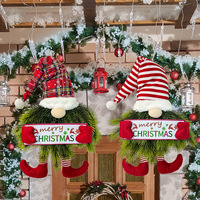 Décoration de porte de Noël en forme de gnome LED de haute qualité, gnome sans visage à carreaux, ornement avec branches de pin artificielles et panneau Joyeux Noël