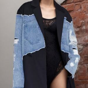 เสื้อโค้ทเดนิมผู้หญิงทรงหลวม ดีไซน์ต่อผ้าสีตัดกัน แฟชั่นใหม่ประจำฤดูใบไม้ร่วงปี 2025 จาก OEM Boutique Wholesale - Product Image 1