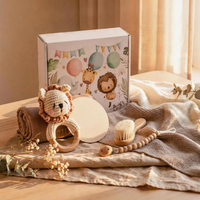 Set de Regalo para Bebé Hecho a Mano con Sonajero de Ganchillo y Nombre Personalizado, Caja de Regalo para Mamá Recién Despedida, Regalo para Recién Nacido