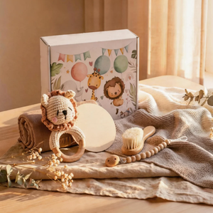 Ensemble cadeau pour bébé fait main, hochet en crochet <span class=keywords><strong>avec</strong></span> nom personnalisé, coffret cadeau pour nouvelle maman, cadeau de naissance pour garçon - Product Image 1