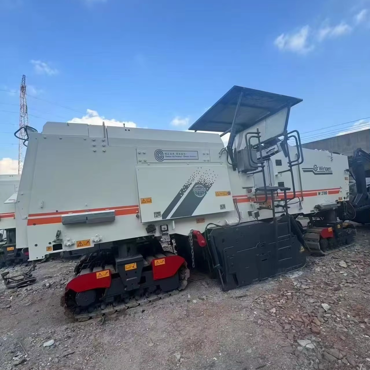 Используется фрезерный станок Wirtgen W2100 дорожный станок с хорошим рабочим состоянием