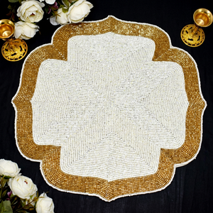 Set de table en tissu de luxe Glam, forme irrégulière, blanc et or, bord perlé, antidérapant, fait main, écologique, décoratif, diamètre 450 mm - Product Image 1