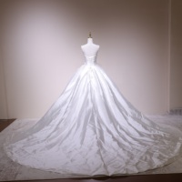 Robe de mariée de luxe classique 26113D en satin et dentelle florale, longueur ras du sol, grande taille, style robe de bal, ornée de perles