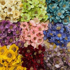 ดอกเดซี่ไล่สีสวยงาม ดอกแคนเตอร์เบอร์เบลส์  ติดหลังเรียบ ทำจากเรซิ่น  สำหรับงาน DIY เครื่องประดับ - Product Image 1