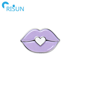卸売り口唇レッドピンクリップスティックエナメルピンカスタムロゴリップスティックピンフェミニズムセクシー口唇エナメルラペルバッジブローチ - Product Image 2