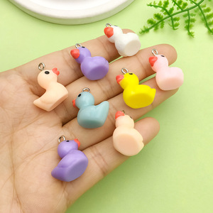 Colgante de pato de resina colorido para hacer pulseras, formas mixtas, accesorio de joyería de plástico, verano 2024, origen Yiwu SN153 - Product Image 2