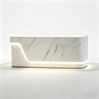 Bureau d'accueil moderne effet marbre blanc avec découpe incurvée asymétrique et éclairage LED intégré pour spa de luxe