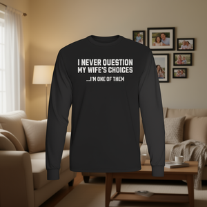 Camiseta de manga larga con humor de marido: Nunca cuestiono las decisiones de mi esposa - Product Image 3