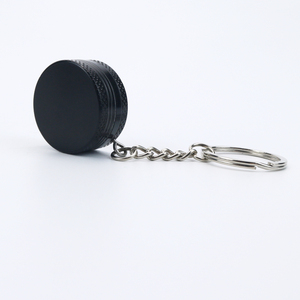 Molinillo de hierbas de tamaño pequeño de 30 mm con clip y llavero para conos pre-enrollados, papel de liar y tabaco. - Product Image 1