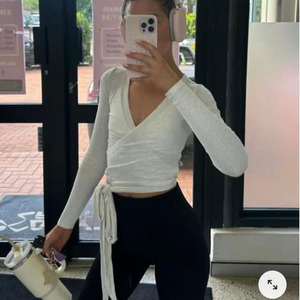 カスタムロゴ ラグジュアリー ファッショナブル サイドタイロープ バレエラップトップ ディープVネック ヨガ フィットネス ジムウェア スタイリッシュ トレンディ レディーストップス - Product Image 6