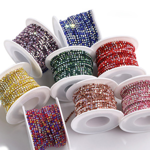 Nouvelle couleur en gros SS6/2mm Chaîne de <span class=keywords><strong>strass</strong></span> en verre 3D colorée motif 10 yards/rouleau à griffes pour bijoux et accessoires vestimentaires DIY - Product Image 1