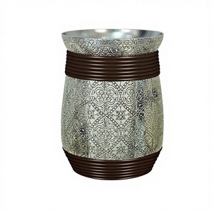 Poubelles en aluminium gravées avec bac intérieur en acier - Construction robuste pour une utilisation extérieure à haute capacité - Design portable et élégant - Product Image 1