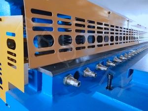 Macchina idraulica di taglio a trave oscillante E21S elettrica QC12K attrezzatura di taglio per la lavorazione efficiente del pezzo in metallo della lamiera - Product Image 5