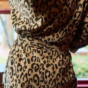 Accappatoio Leopardato Personalizzabile per Donna in Cotone Morbido e Peluche per l'Autunno - Product Image 3