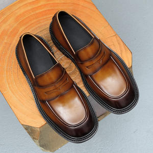 Mocassins personnalisés de style anglais avec des boucles en forme de fer à cheval tendance et une tige en cuir à motif autruche pour une chaussure décontractée monobloc - Product Image 4