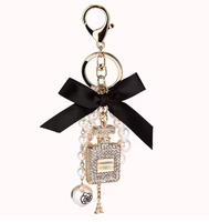 Porte-clés personnalisé en alliage de zinc en forme de flacon de parfum, breloque de voiture, pendentif de sac pour femme, bijou de haute qualité, tendance mode, promotionnel