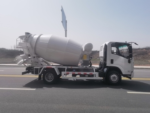ISUZU sinotruk 4x2 lumière 6m3 mini bétonnière camion <span class=keywords><strong>petit</strong></span> mobile malaxeur camion moteur diesel à vendre à bas <span class=keywords><strong>prix</strong></span> - Product Image 4