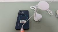 INSHOW Support d'affichage magnétique antivol avec chargement filaire Type-C pour téléphones sans fonction de charge sans fil