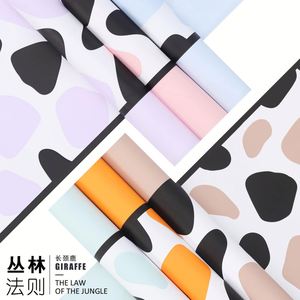 Papier d'emballage élégant imprimé vache, motif floral, 58*58cm, film plastique imperméable pour fleuriste - Product Image 2