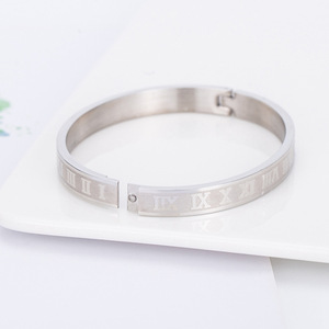 Yunnique Pulsera de acero inoxidable con números romanos de 6 mm, regalo de joyería unisex, estilo europeo simple y moderno - Product Image 2