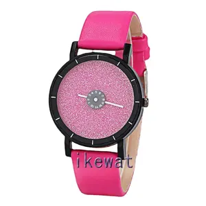 革のブレスレットの女性の腕時計を包み込むピンクの女性の時計