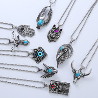 Collier pendentif œil de taureau rétro européen-américain en acier inoxydable vieilli orné de pierres précieuses