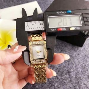 Montre à quartz pour femmes de marque Diamond, montre pour femmes en argent avec strass, cadran carré, bracelet matelassé, montre élégante et luxueuse pour femmes - Product Image 6