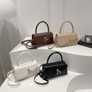 Borse a <span class=keywords><strong>Tracolla</strong></span> da <span class=keywords><strong>Donna</strong></span> di Nuova Moda con Catene, Borsa Messenger di Lusso per l'Inverno con Due Cinghie - Product Image 1