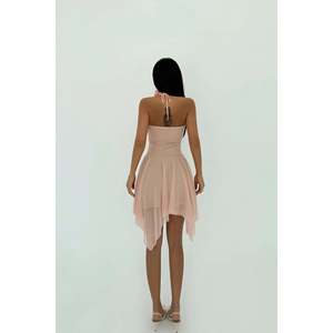 Robe de cocktail rose poudré sans bretelles avec élégante décoration en rose - Product Image 1