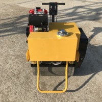 Mini rouleau compresseur flexible pour le compactage dans les espaces restreints