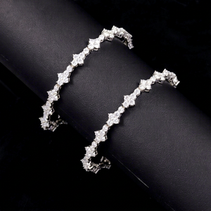 สร้อยข้อมือคิวบันครอส ยี่ห้อ Yu Ying เครื่องประดับเงินแท้ S925 ประดับด้วยมอยส์ซาไนต์คุณภาพ VVS สร้อยข้อมือเทนนิสแบบคิวบันลิงค์รูปทรงครอส - Product Image 1
