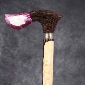 Bastón de madera artesanal con detalles de resina que ofrece funcionalidad y un atractivo estético - Product Image 3