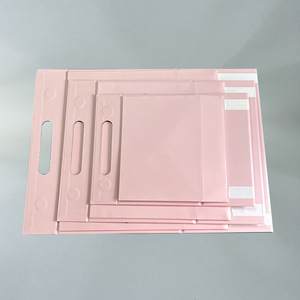 Elegante Scatola Regalo Pieghevole a Forma Triangolare Disponibile in Rosa/Bianco/Nero/Grigio con Stampa Personalizzabile in Cartoncino Grigio - Product Image 2