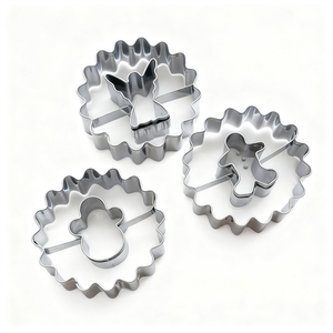 Ensemble de découpoirs à biscuits de Noël en acier inoxydable durable avec poignée en silicone protectrice pour des tâches de pâtisserie familiales en toute sécurité pendant les fêtes - Product Image 1
