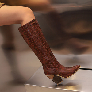 Botas de invierno para mujer, de gamuza, con bordado en la parte lateral, cremallera, tacón grueso, tacón cuadrado, forro de PU, hasta la rodilla, estilo retro, vaquero, occidental. - Product Image 3