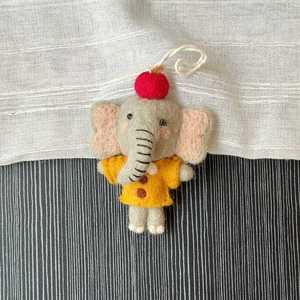 Porte-clés éléphant mignon <span class=keywords><strong>en</strong></span> feutre de <span class=keywords><strong>laine</strong></span> fait main du Népal, style bohème cottagecore, pendentif animal <span class=keywords><strong>en</strong></span> feutre aiguilleté, breloque de sac, cadeau pour filles - Product Image 4