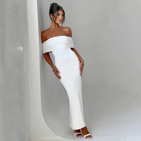 Robe longue moulante noire à col licou et épaules froncées, sans manches, extensible, pour femme, style décontracté d'été, longueur ras du sol, coupe socialite, avec décolleté au niveau de la taille