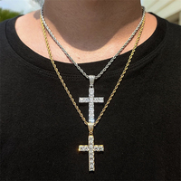 Collier pendentif croix carrée tendance en laiton plaqué or avec zircons incrustés, vente en gros