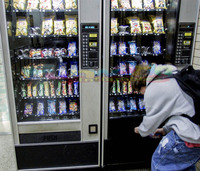 Distributeur automatique de boissons et de snacks avec système de refroidissement à grande capacité