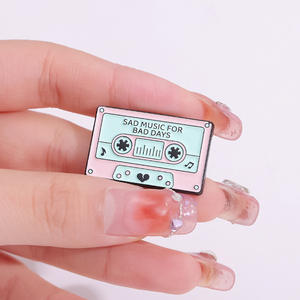 Vintage müzik kaset bant broş moda yaratıcı komik nostaljik emaye pimleri toptan Metal el sanatları yaka rozetleri radyo - Product Image 5