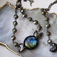 NM42363 Collier ras-de-cou avec pendentif triple déesse de la lune en labradorite et pyrite, motif phases de lune, plaqué argent antique, bijoux pour femme