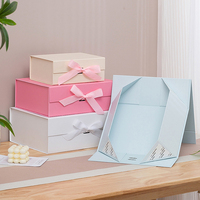 Boîte cadeau personnalisée de luxe avec fermeture magnétique mate, boîte d'emballage rigide en papier pliable pour vêtements et cosmétiques