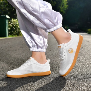 Zapatillas de lona unisex para danza, suela plana de goma, cómodas para Tai Chi, para práctica al aire libre, blancas con diseño Yin Yang - Product Image 1